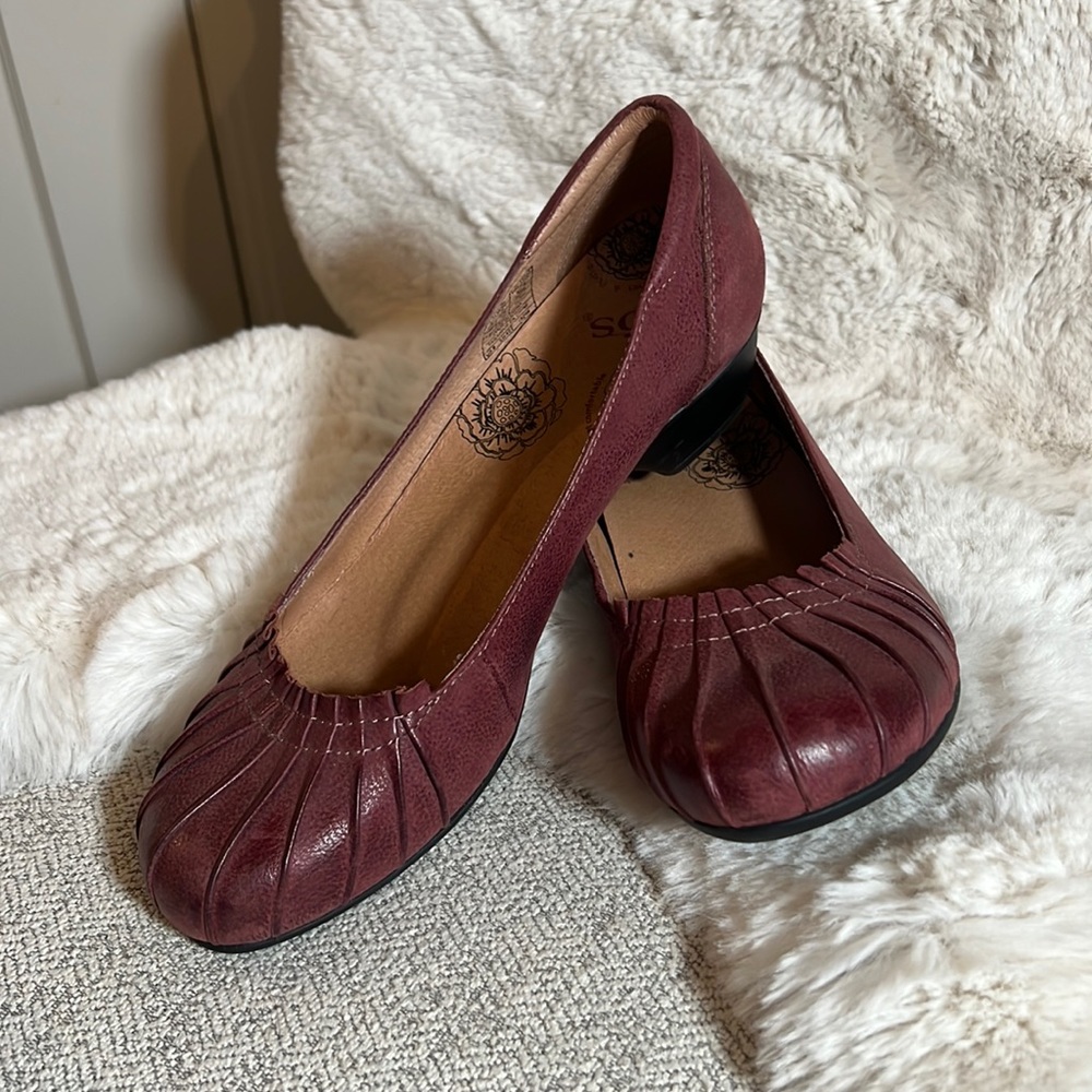 Taos Footwear Burgundy Women's Pleated Toe with Low Heels